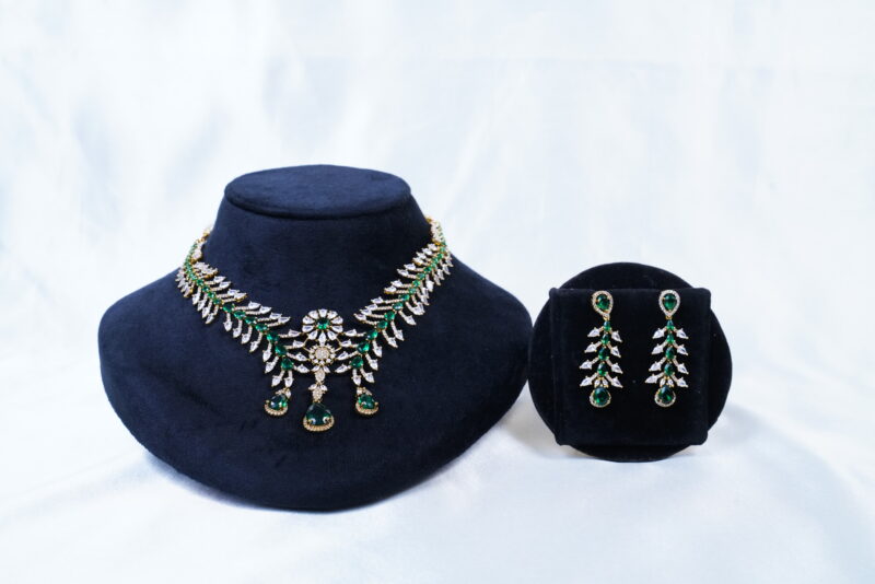 Feather model necklace with earrings