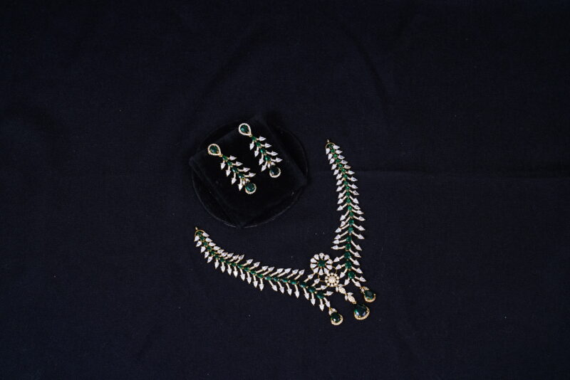 Feather model necklace with earrings NFN118 - Image 4