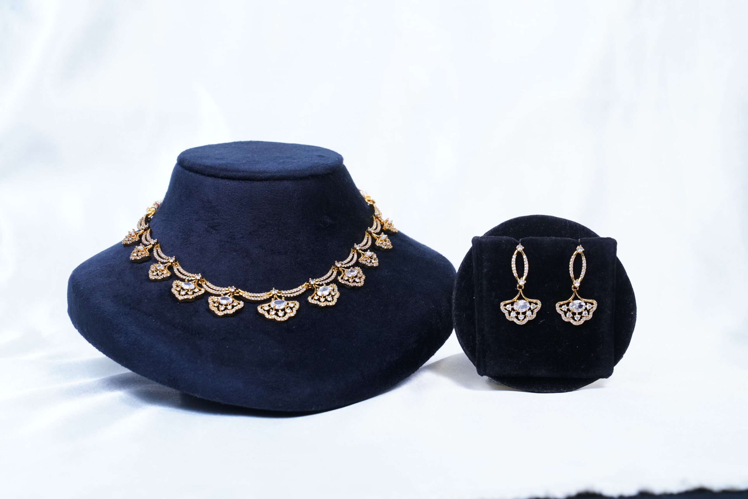 Simple flower necklace with earrings in white NFN123W