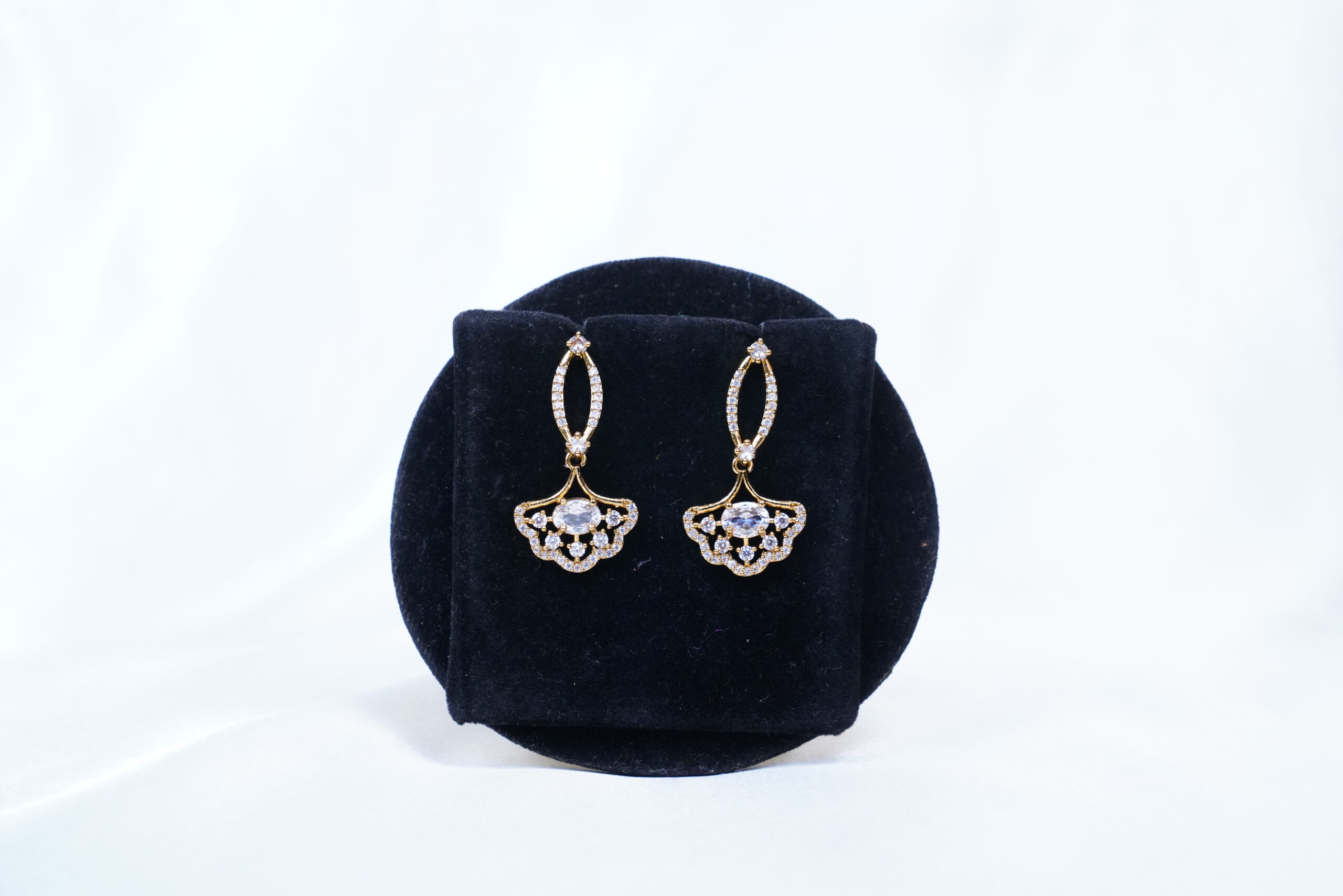Simple flower necklace with earrings in white NFN123W - Image 3