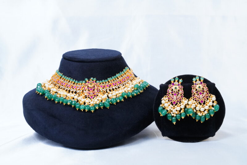Guttapusalu kundan short necklace with earrings