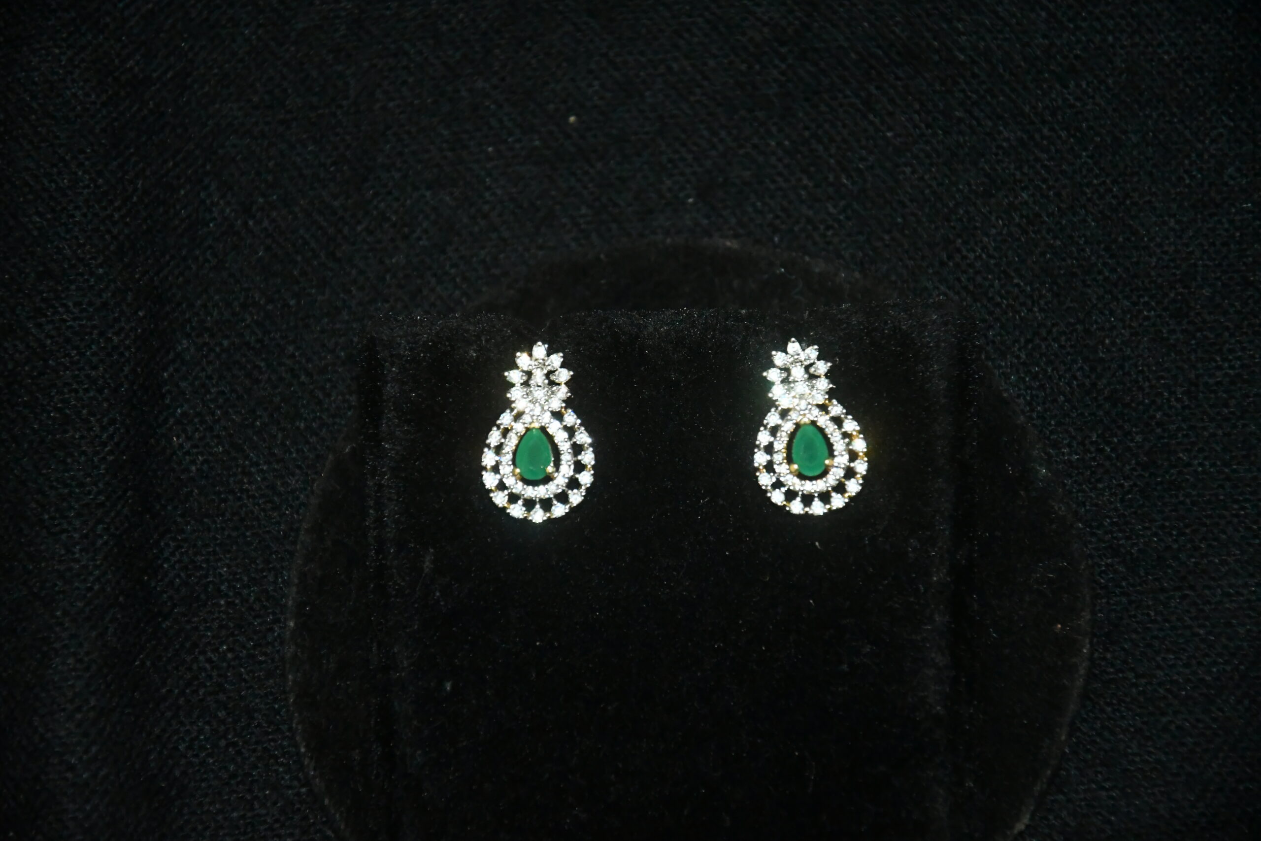 Small diamond pendant with earrings in green NFP14G - Image 3
