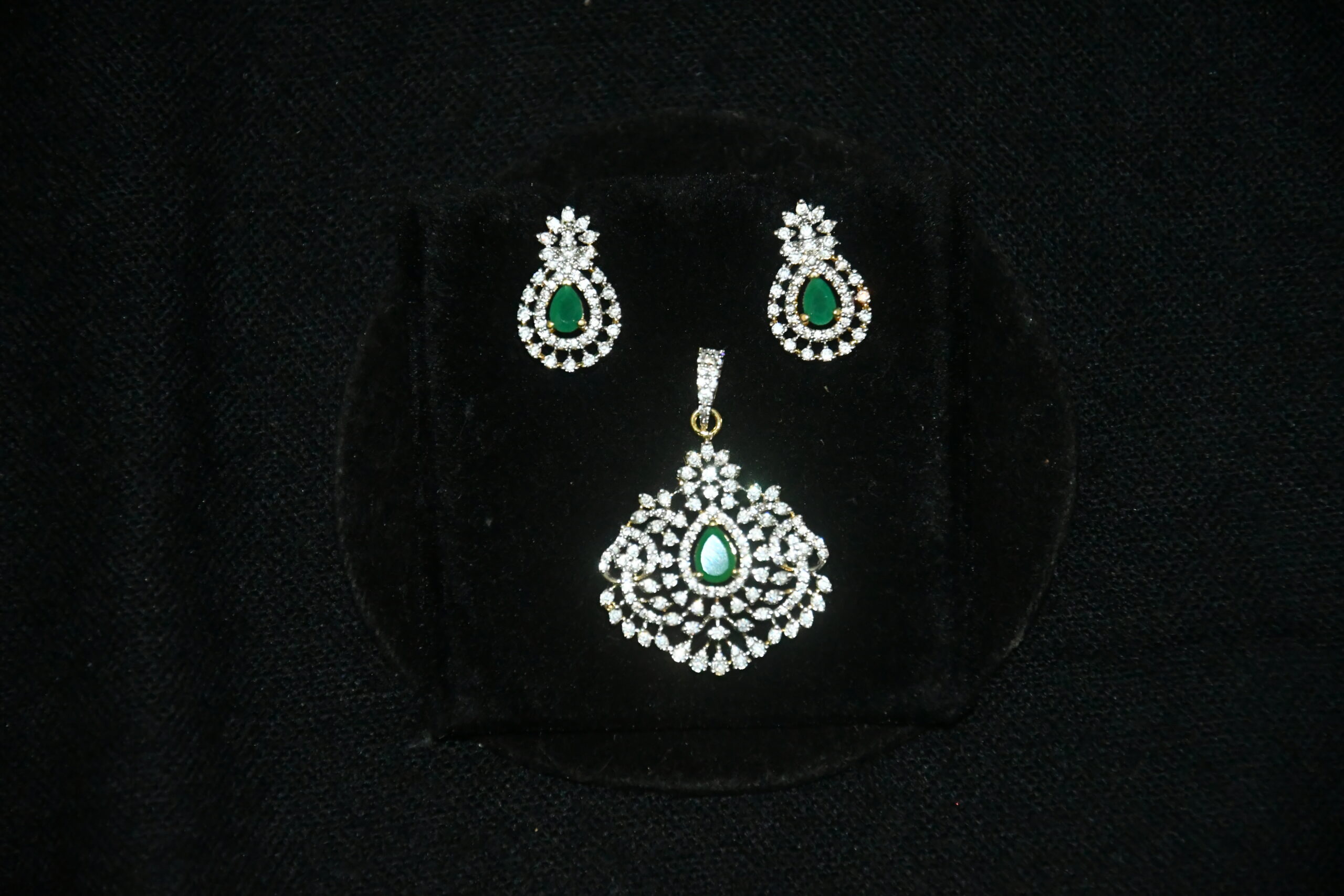 Small diamond pendant with earrings in green NFP14G