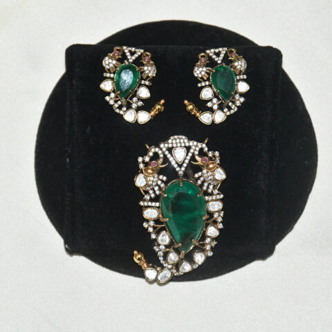 Victorian green pendant with earrings NFP30